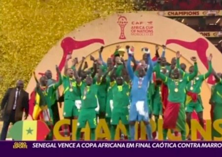 Zagueiro de Senegal provoca em foto com troféu e medalha da Copa Africana: "Venha buscá-los"