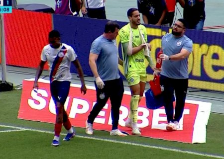 Imagem forte: Ronaldo se machuca e deixa jogo com braço imobilizado em Remo x Bahia