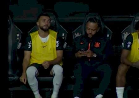 Memphis é denunciado no STJD por uso de celular em Corinthians x Flamengo e pode pegar gancho