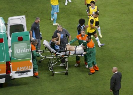Imagem forte: Marlon, do Grêmio, sofre grave lesão em jogo contra o Vitória; veja o lance