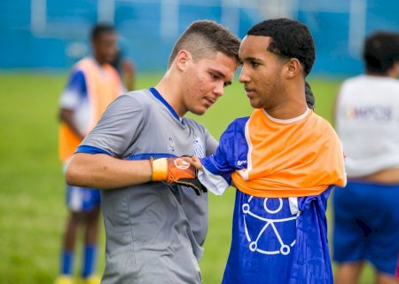 "Vai jogar como?": bom de bola, menino sem os braços aprende a não cair e quer ser jogador no Rio
