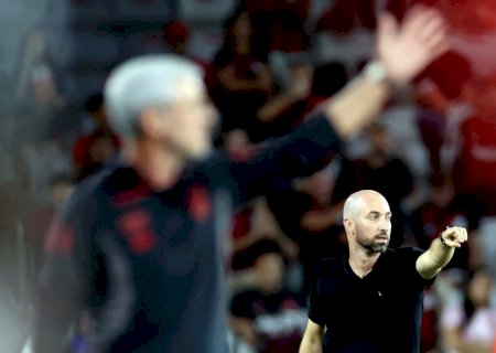 Interino do Botafogo lamenta goleada e comenta problemas extracampo: "Não me afetam"