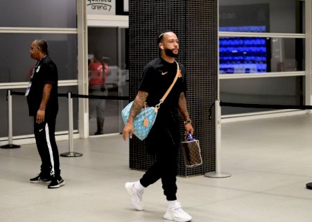 Memphis usa celular no banco de reservas do Corinthians e faz post em rede social para se explicar