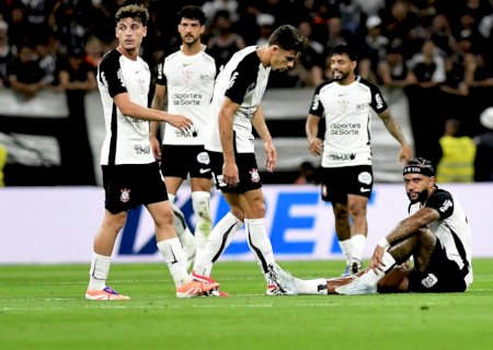 Memphis sente incômodo na coxa e pede substituição após participar de gol do Corinthians