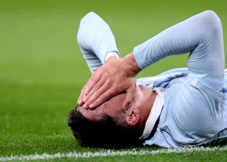 Piquerez, do Palmeiras, sai de maca chorando em amistoso do Uruguai