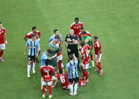 Inter reclama de falta na origem do segundo gol do Grêmio; veja o lance