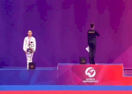 Atleta russa protesta e fica de costas no pódio durante hino da Ucrânia na Copa do Mundo de GR