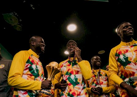 Senegal exibe troféu da Copa Africana de Nações em amistoso após ter título revogado