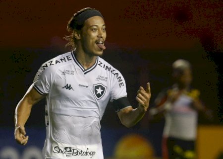 Ex-Botafogo, Honda anuncia volta ao futebol e vai atuar em Singapura