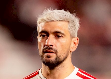 Arrascaeta sente problema no ombro, é substituído e preocupa Flamengo