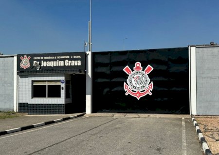Torcedores do Corinthians cobram elenco no CT: "Se perder domingo, vocês tão f.."