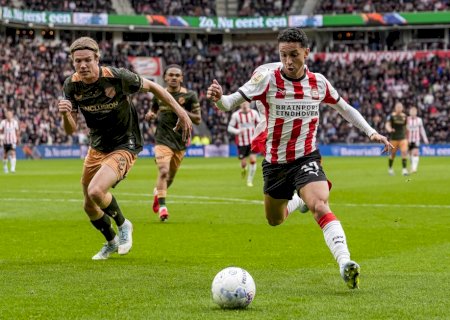 Mais vitorioso que Romário e Ronaldo no PSV, lateral chega ao nono título pelo clube: "Minha casa"