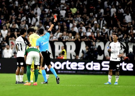 Corinthians x Palmeiras: PC de Oliveira elogia VAR em expulsões, mas vê pênalti não marcado