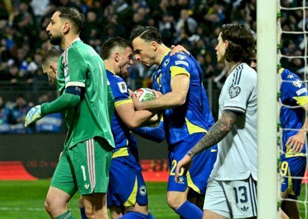 Gandula da Bósnia exibe cola de pênaltis que roubou de Donnarumma e recebe convite para ir à Copa