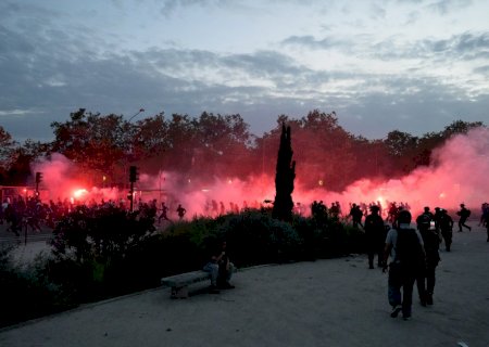 Mais de 280 pessoas são presas e sete policiais ficam feridos em Paris em comemoração do título do PSG