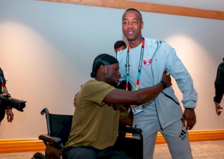 Koné vai ao gramado e é aplaudido pelos torcedores em Canadá x Suíça
