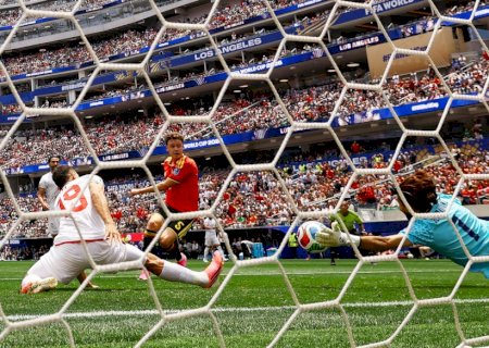 Defesa da Copa? Quem é o goleiro do Irã que fez "milagre" contra a Bélgica e levou joelhada de Lukaku