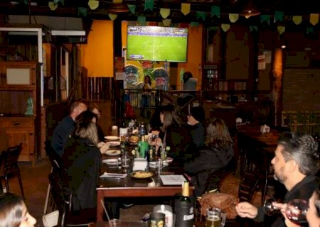 Churrascarias d&atilde;o at&eacute; chope gr&aacute;tis para atrair torcedor em dia de jogo