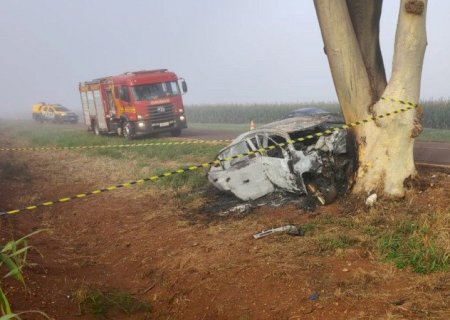 Carro bate em árvore, pega fogo e mata dois jovens na rodovia entre Dourados e Panambi