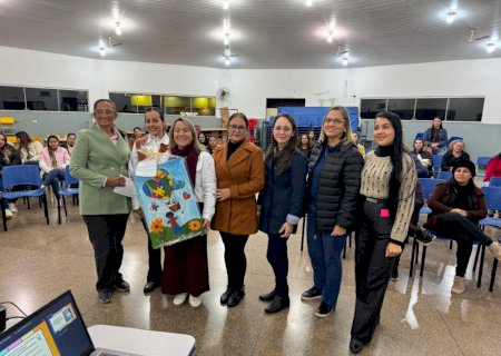 Com olhar de mãe atípica, Lia Nogueira participa de formação sobre educação especial