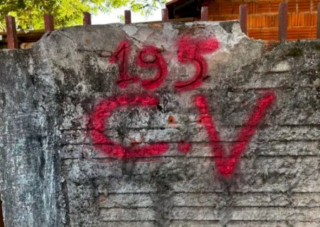 "&Eacute; o CV!": dupla invade sal&atilde;o de beleza e atira contra rapaz de 23 anos