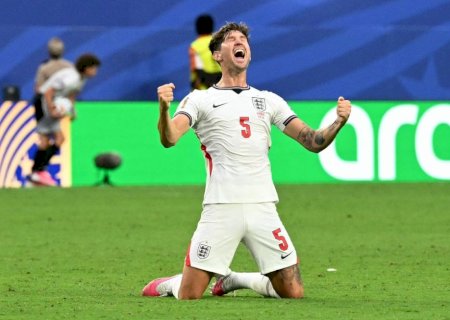 Sem clube, zagueiro da Inglaterra disputa semifinal da Copa "desempregado"; entenda