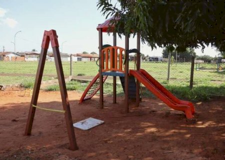 Pra&ccedil;a depredada e sem placa &eacute; o que restou de homenagem a menino assassinado