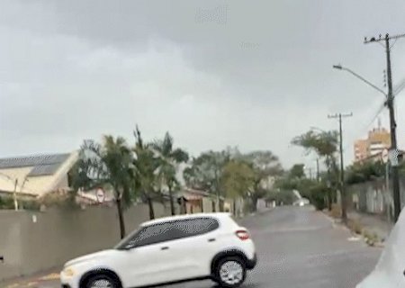 Buracos furam pneus de ao menos nove carros em sequ&ecirc;ncia no Monte Castelo