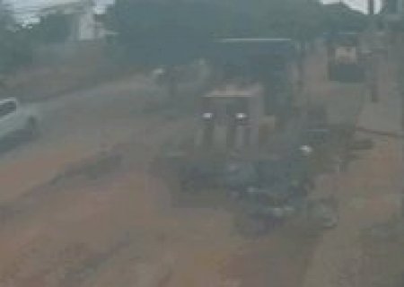 Motociclista cai e &eacute; atropelado por motoniveladora durante obra