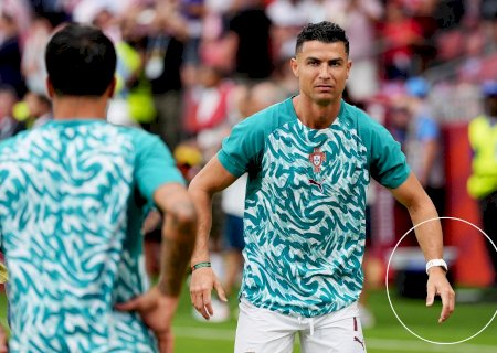 Parece relógio, mas não é: entenda pulseira que CR7 usa durante aquecimento