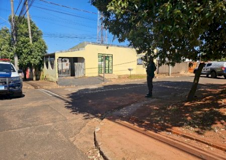 Dupla em moto cerca casa e executa homem escondido em cozinha