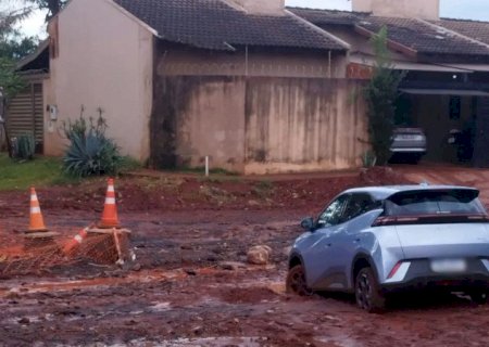 Carro elétrico fica atolado após temporal e é abandonado em rua de Campo Grande