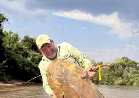 Ja&uacute; de 1,74 metro e 80 quilos vira "trof&eacute;u" de pescaria no Rio Taquari