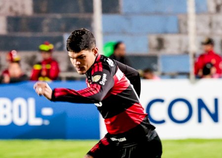 Ayrton Lucas se lesiona e deixa campo chorando em Flamengo x Bragantino