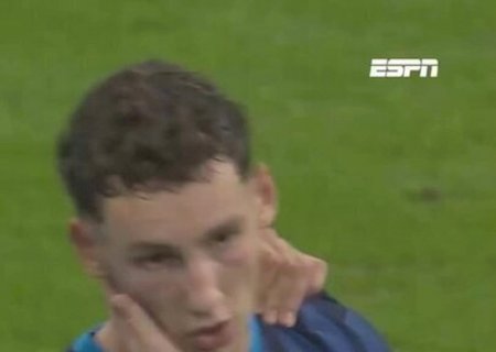 Jogador do PSV causa lesão pulmonar em rival e revolta futebol holandês; veja