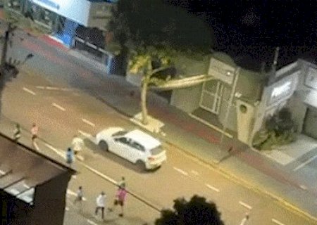 Corrida divide pista com carros e motos durante evento no Centro