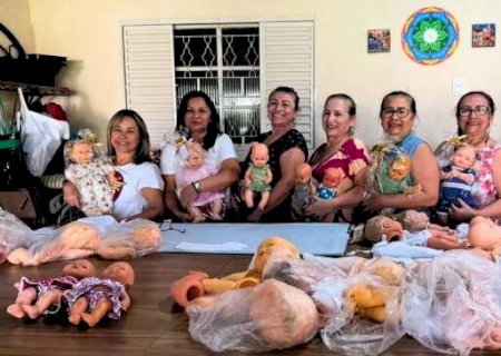 Bonecas velhas viram presentes, mas irm&atilde;s precisam de mais doa&ccedil;&otilde;es
