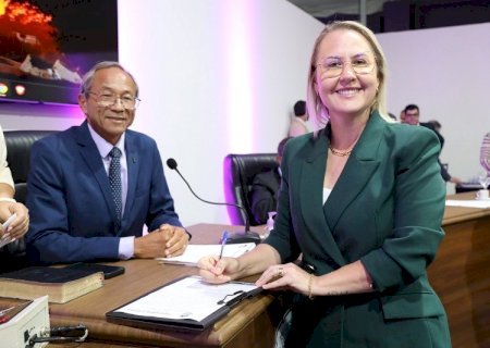 Com 20 votos favoráveis, Liandra Brambilla é reeleita na presidência da Câmara de Dourados
