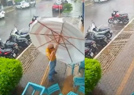 Vento arrasta trabalhador que tentava recolher guarda-sol durante temporal