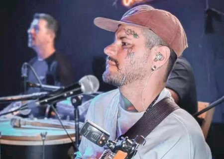 Cavaquinho de presente do pai virou estrada de 25 anos na m&uacute;sica
