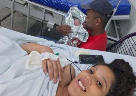 Rhavi nasceu na estrada, em parto "tenso e inesquec&iacute;vel" dentro do &ocirc;nibus