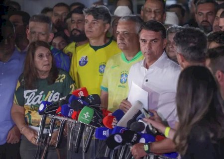 Flávio é intimado a entregar passaporte e  proibido de deixar o país