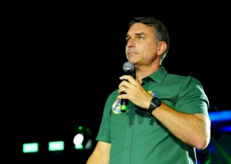 Ap&oacute;s chegar aos EUA, Fl&aacute;vio Bolsonaro se declara presidente eleito