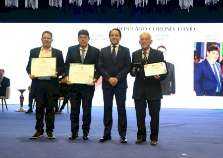 Coronel David homenageia lideranças do agro, do empreendedorismo e da assistência social com títulos e comenda da Alems