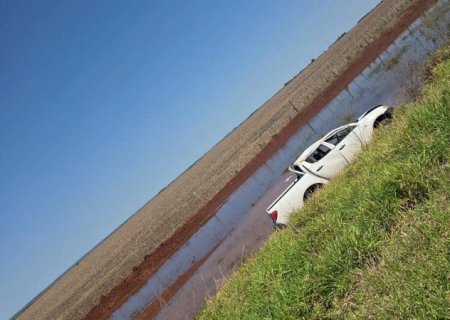 Caminhonete do governo capota na BR-060 e deixa servidor preso às ferragens