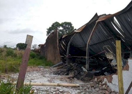 Inc&ecirc;ndio destr&oacute;i marcenaria e deixa 4 carros queimados no Jardim Campo Belo
